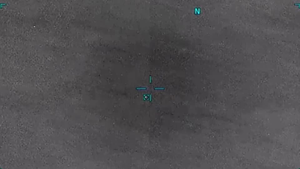 Mar gris en infrarrojo con la retícula azul y, justo debajo, un recuadro azul pequeño con un punto claro dentro.