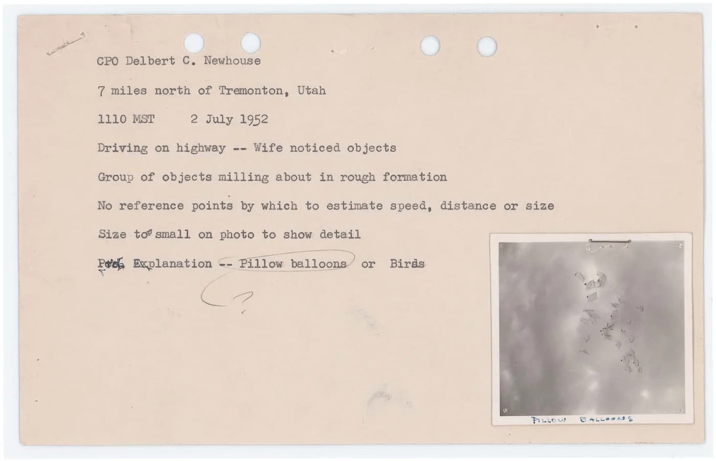 Ficha mecanografiada de Libro Azul: «CPO Delbert C. Newhouse, 7 miles north of Tremonton, Utah, 1110 MST 2 July 1952… Prob. Explanation — Pillow balloons or Birds», con «Pillow balloons» rodeado a mano y un interrogante. Abajo a la derecha, una foto pegada rotulada «PILLOW BALLOONS».