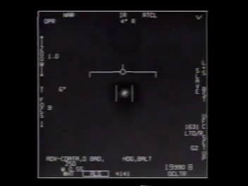 Pantalla del pod en modo IR: un punto brillante en el centro, entre los corchetes de seguimiento.